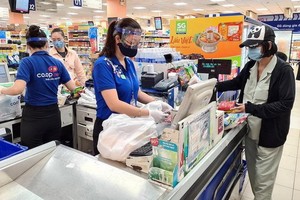 消費者在西貢Co.op購物。