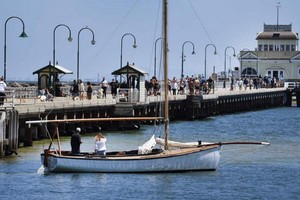 澳洲疫情受控，墨爾本聖基爾達碼頭又見遊人踪影。（圖源：AFP）