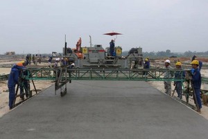 圖為施工中的內牌機場11R/29L跑道。（圖源：維英）