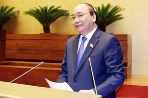 政府總理阮春福回答國會代表的質詢。（圖源：越通社）