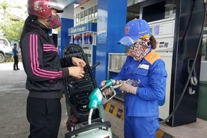 一名騎士在某加油站加油。（示意圖源：田升）