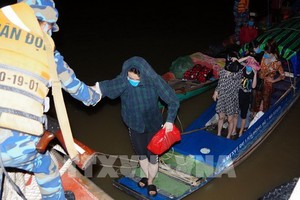 被發現非法入境的婦女獲邊防部隊人員扶上岸。