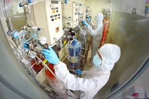 市國立大學的兩名專家正在實驗室進行科學研究。（示意圖源：德祿）