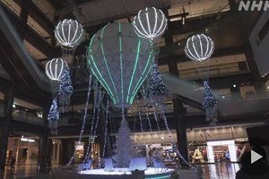 圖為日本大阪以熱氣球為靈感設計的聖誕樹。（圖源：NHK視頻截圖）
