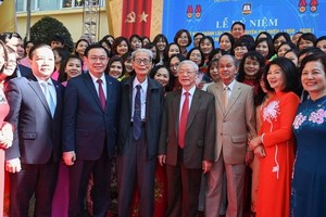 總書記、國家主席阮富仲與母校師生合影。（圖源：明秋）