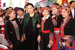 國會主席阮氏金銀（前左二）出席盛會並與少數民族同胞合影留念。（圖源：越通社）