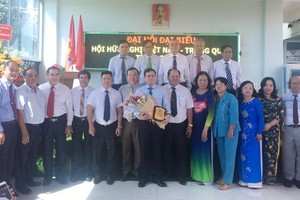 隆安省越中友好協會新屆執委合照。