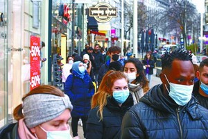 11月14日在奧地利維也納，人們在商店外排隊購物。（圖源：路透社）