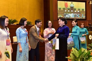 國會主席阮氏金銀向模範教師親切問候並贈送禮物。（圖源：林顯）