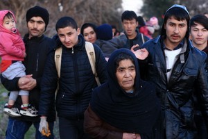 這是3月2日在希臘萊斯沃斯島拍攝的經土耳其由海路進入希臘境內的非法移民。（圖源：互聯網）