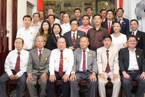 何氏宗祠理監事與貴賓在碑誌前合照留念。