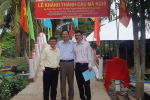 平仙公司董事長助理尤俊傑(右一)參加橋樑落成儀式。