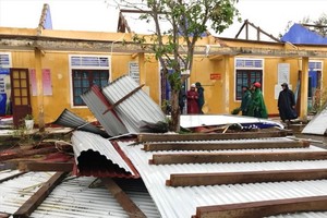 承天-順化沿海的一所小學校屋頂遭颱風吹掀，到處一片狼藉。（圖源：阮成）