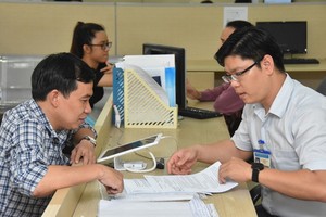 市計劃與投資廳幹部為企業解決手續。