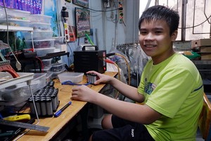 吳陳雄英正製作出100台自動殺菌洗手機。