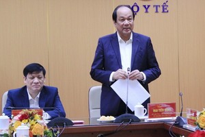 政府辦公廳主任、部長梅進勇（右）在會議上發表講話。（圖源：衛生部）