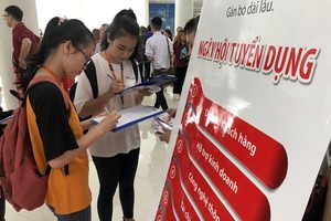 畢業生在各個就業盛會尋找工作機會。