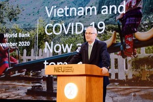 世銀駐越南首席經濟專家莫里塞特博士在研討會上發言。（圖源：N.E.U）