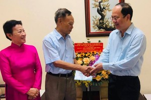 市委副書記阮胡海（右）親切問候市國立大學原經理阮晉發副教授。（圖源：愛真）