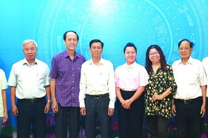 市委宣教處副主任阮壽傳（左四）與市各少數民族文學藝術協會執委會合照。