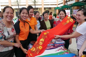 婦女創業攤位在盛會上推介繡花新產品。（圖源：婦女報）