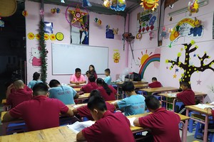 玉越溫情班逢週一至週五上課。