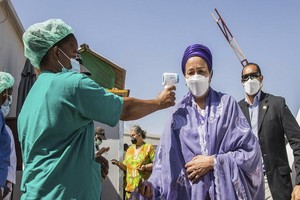 醫護人員正在測量體溫。（圖源：U.N）