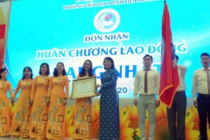 國家副主席鄧氏玉盛代表黨和國家領導，向丁先皇小學集體頒授一等勞動勳章。（圖源：越通社）