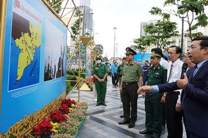 南圻起義圖片展吸引了各界人士前來觀賞、了解南方軍民為國家和平、獨立和統一事業英勇鬥爭的事跡。