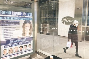 當地時間11月18日，美國輝瑞公司公佈該公司同德國生物新技術公司（BioNTech）聯合研發的新冠mRNA疫苗試驗最終結果。圖為11月18日，一名行人走過輝瑞公司紐約總部門前。（圖源：互聯網）