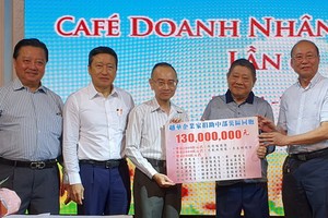 華人企業家代表轉交賑災善款給本報領導。