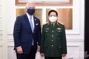 國防部長吳春歷大將（右）接見美國國家安全顧問羅伯特‧奧布萊恩。（圖源：松丁）