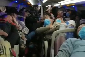 交警截停客車檢查時發現車廂乘客擁擠不堪，超載近一倍。（圖源：視頻截圖）