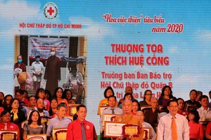 第八郡紅十字輔助會會長、龍華寺住持釋慧功上座獲表彰。