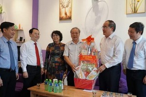 阮善仁同志（右二）贈送禮物給海南會館副理事長孫盛強。