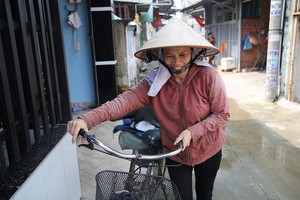 張順姐給凱姐（右）購買醫療保險以致謝。（圖源：廷文）