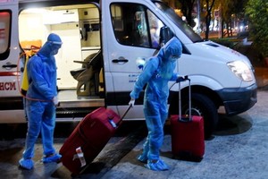 送新冠肺炎疑似病例至隔離區。