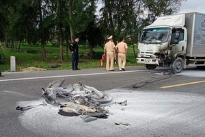 摩托車與迎面而來的卡車正面相撞起火，摩托車全被燒毀，騎士獲送醫院急救後不治身亡。（圖源：越通社）