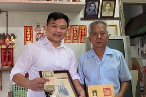 任志偉（右）向“西堤華人文化陳列室”計劃捐贈父母遺物。
