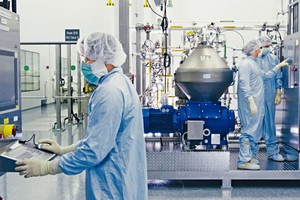 再生元製藥公司的科研人員，在紐約州的設施內研製新冠肺炎抗體療法藥物。（圖源：Getty Images）