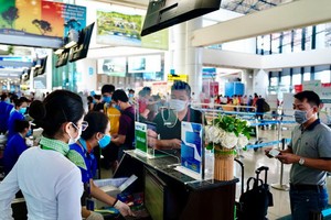 乘客在機場辦理登機手續。（示意圖源：互聯網）