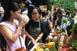 消費者在有機食品集市購買水果。