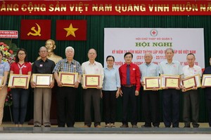 第五郡華人單位及個人榮獲「慈善之花」稱號。