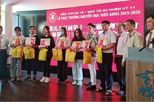 理事長蘇漢光(左)給各優秀生頒獎後合照。