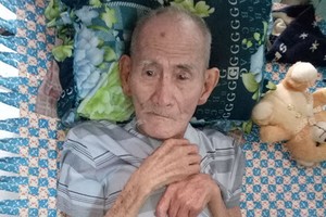 陳玉中風後生活不能自理。