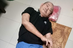 長期躺著不動，李強戊的下半身開始腐爛。