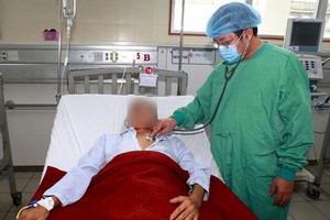 圖為醫生在為一名感染類鼻疽桿菌患者查體。（圖源：）