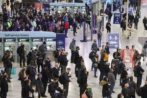 11月23日，人們在英國倫敦滑鐵盧車站候車。（圖源：新華社）