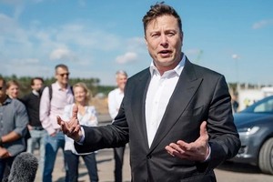 特斯拉（Tesla）執行長馬斯克（Elon Musk）今年9月初訪問德國柏林附近的超級工廠廠址，與在場人士談話。 （圖源：歐新社）