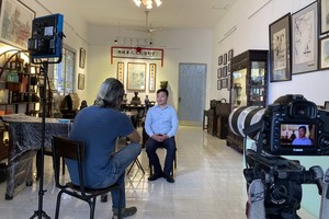 越南中央電視台採訪西堤華人文物收藏家麒麟。
